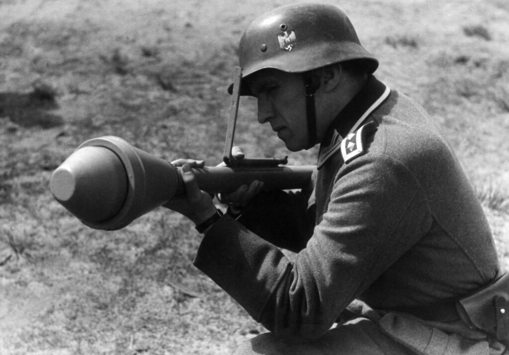 Panzerfaust kullanan bir Alman askeri, 1944.