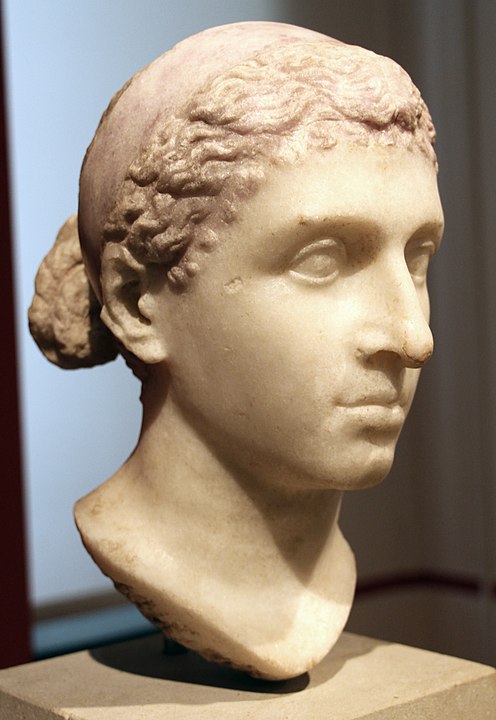 Kleopatra, XIII. Ptolemaios'un kız kardeşi-eşi.