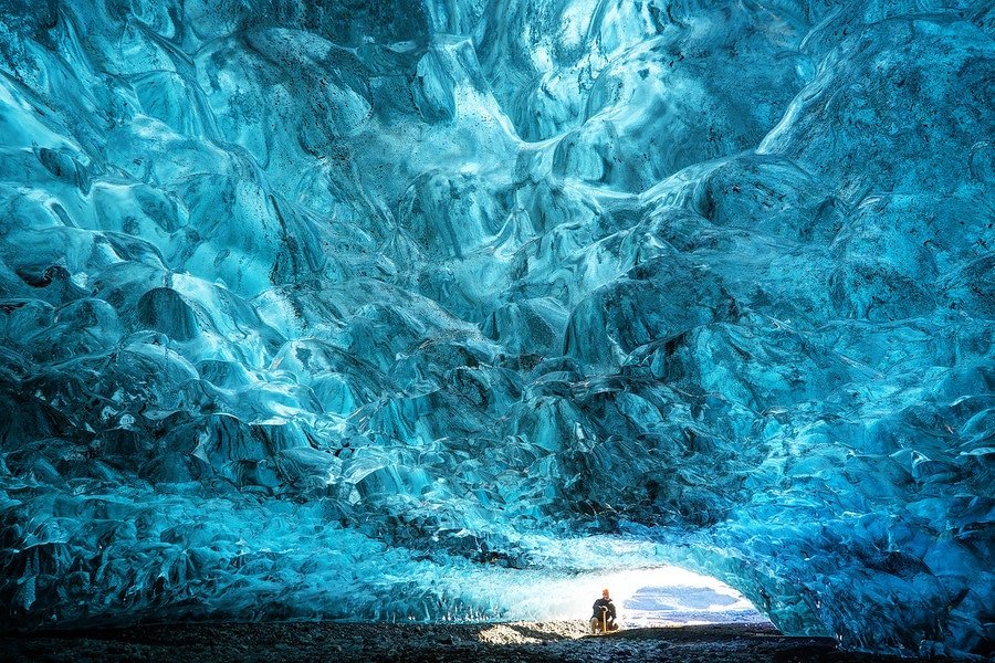 Buz mağaraları her yıl buzul nehirlerinin erimesi ve yeniden donmasıyla şekil değiştiriyor.