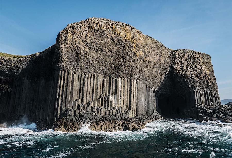Deniz mağarası ıssız Staffa adasında bulunmaktadır
