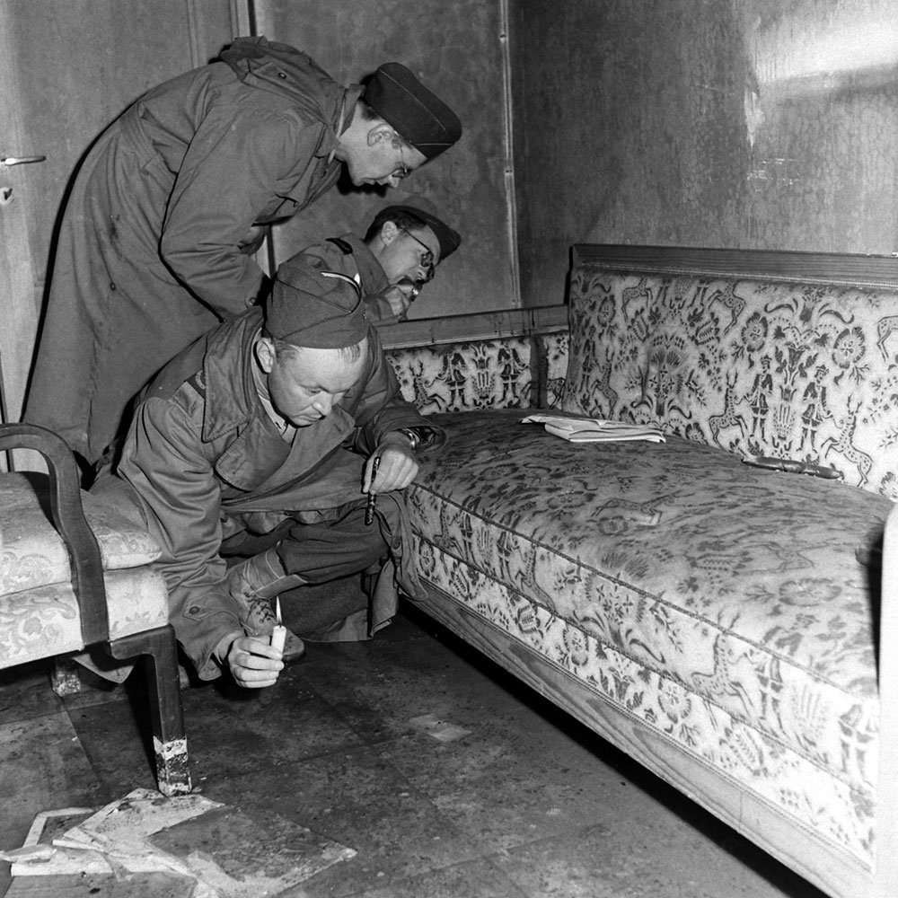 Askerler Hitler'in intihar ettiği kanepedeki kan lekelerini inceliyor. 