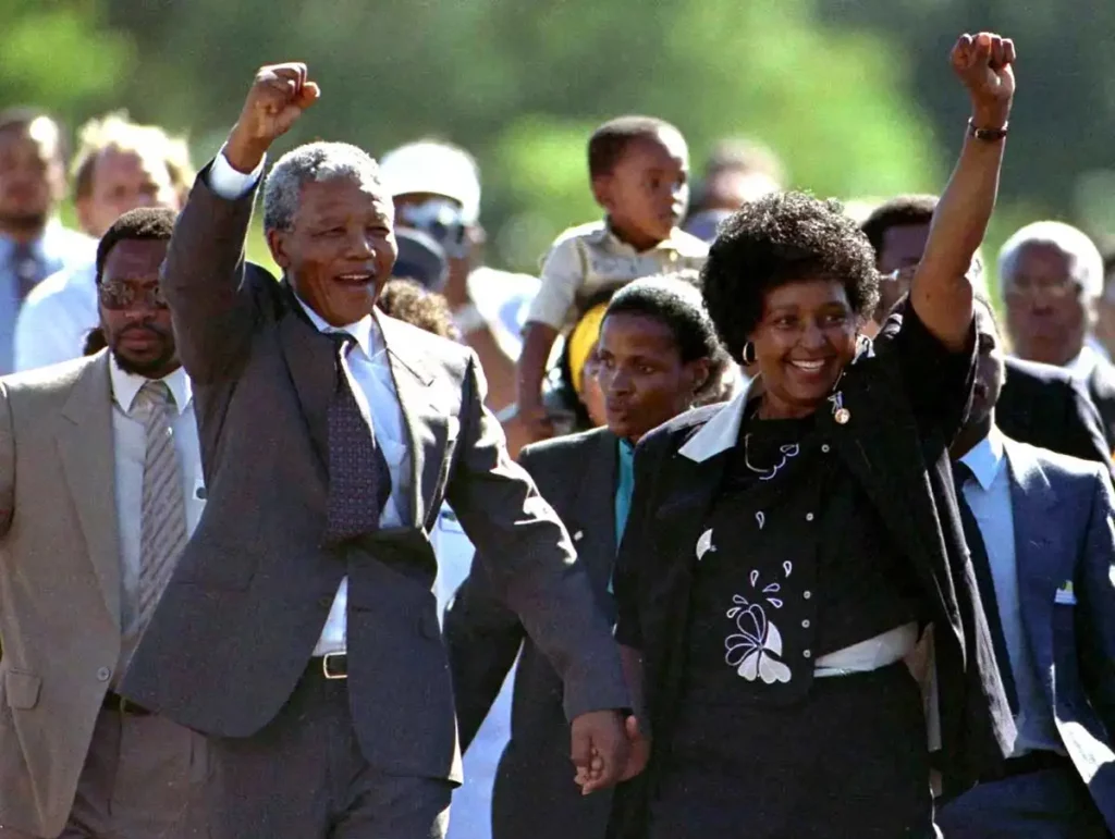 Nelson Mandela ve eşi Winnie, Mandela'nın hapisten çıkmasının ardından 11 Şubat 1990'da Cape Town'da, Reuters ve The Sun aracılığıyla
