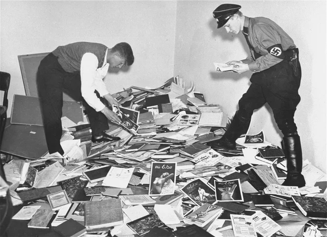 Berlin'de bir kütüphaneyi yağmalayan bir öğrenci ve bir Sturmabteilung subayının bilinmeyen bir fotoğrafçı tarafından çekilmiş fotoğrafı,  