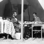 Abraham Lincoln ve George B. McClellan, Maryland, Antietam'da komutanlık çadırında, 3 Ekim 1862.