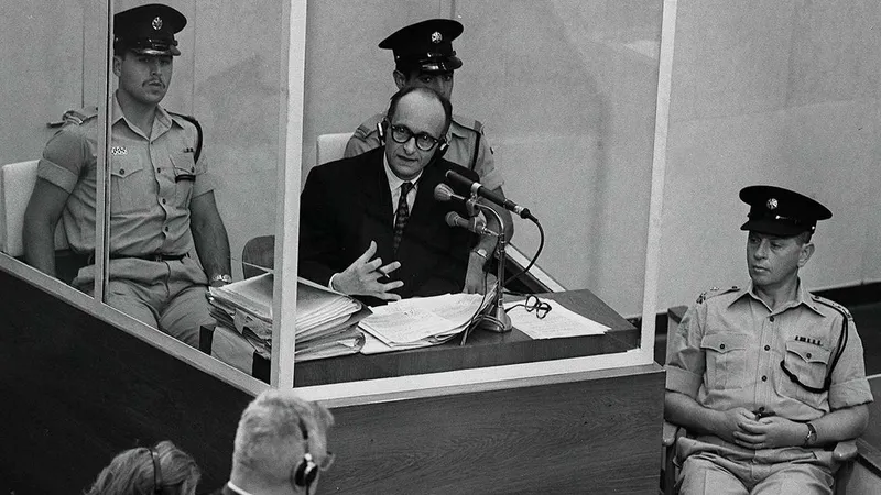 Adolf Eichmann yargılanıyor.