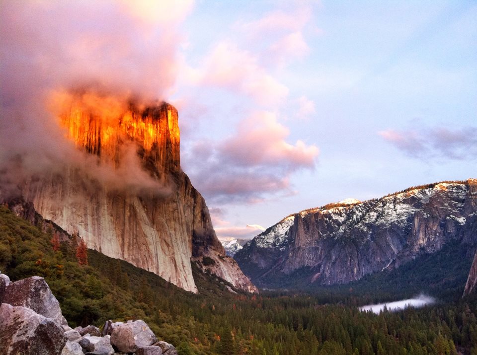 Yosemite'nin El Capitan'ı günbatımında parlıyor. 