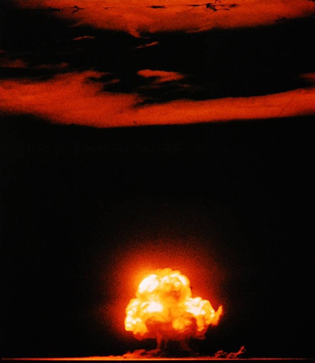 Manhattan Projesi'nin 16 Temmuz 1945'teki Trinity denemesi, bir nükleer silahın ilk patlatılmasıydı.
