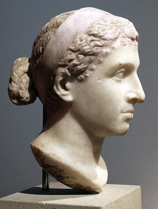 VII. Kleopatra'nın kraliyet diademli bir Roma büstü (MÖ 40-30), Altes Müzesi.
