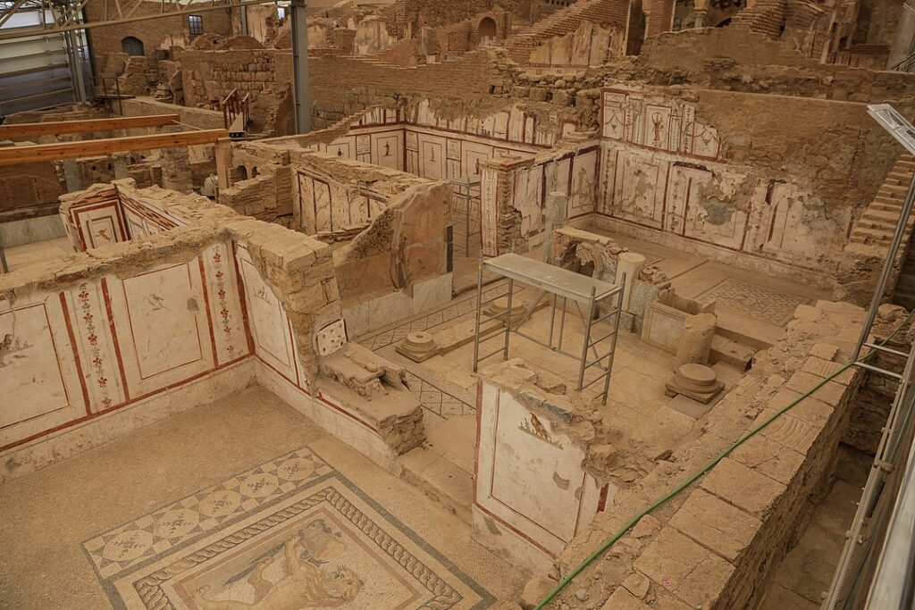 Efes'teki 'teras evler', Roma döneminde zenginlerin nasıl yaşadığını göstermektedir. Sonunda liman dolmuş ve şehir doğal kaynaklarını kaybetmiştir. Kaynak: Wikimedia
