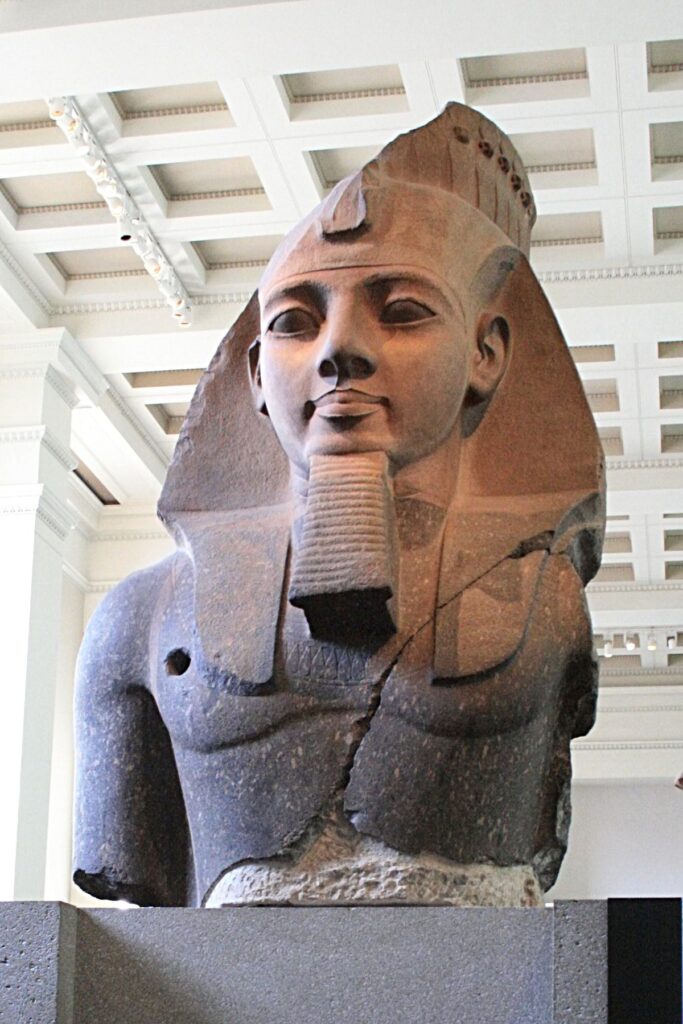 Genç Memnon (MÖ 1250 civarı), Teb'deki Ramesseum'dan II. Ramses'i tasvir eden bir heykel