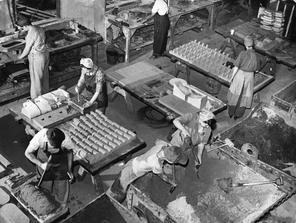 Carnegie-Illinois Steel Co. dökümhanesinde çalışan kadınlar. Kaynak: Margaret Bourke-White The LIFE Picture Collection.