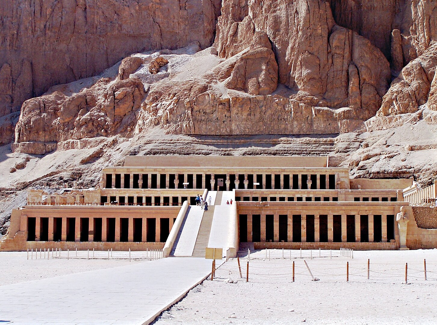 Kraliçe Hatşepsut'un Deir el-Bahari'deki tapınağına Kutsalların Kutsalı anlamına gelen Djeser-Djeseru adı verilmiştir