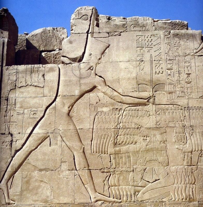 III. Thutmose düşmanlarını cezalandırırken, 18. hanedanlık, Karnak. Kaynak: Brown Üniversitesi, Providence.