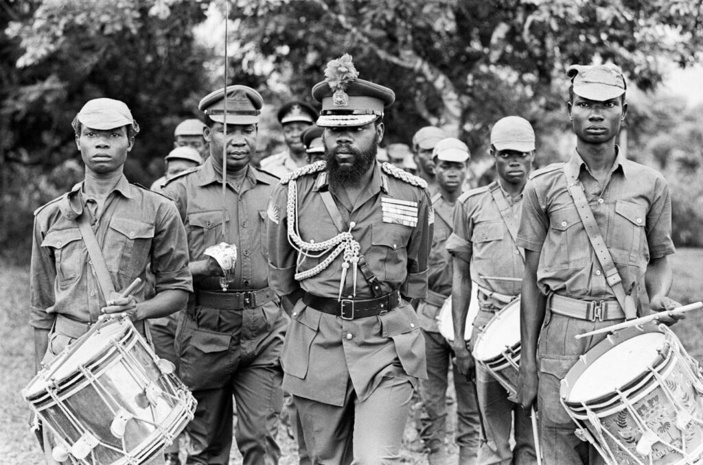 Yarbay Ojukwu 11 Haziran 1968'de Biafran birliklerini teftiş ediyor.
