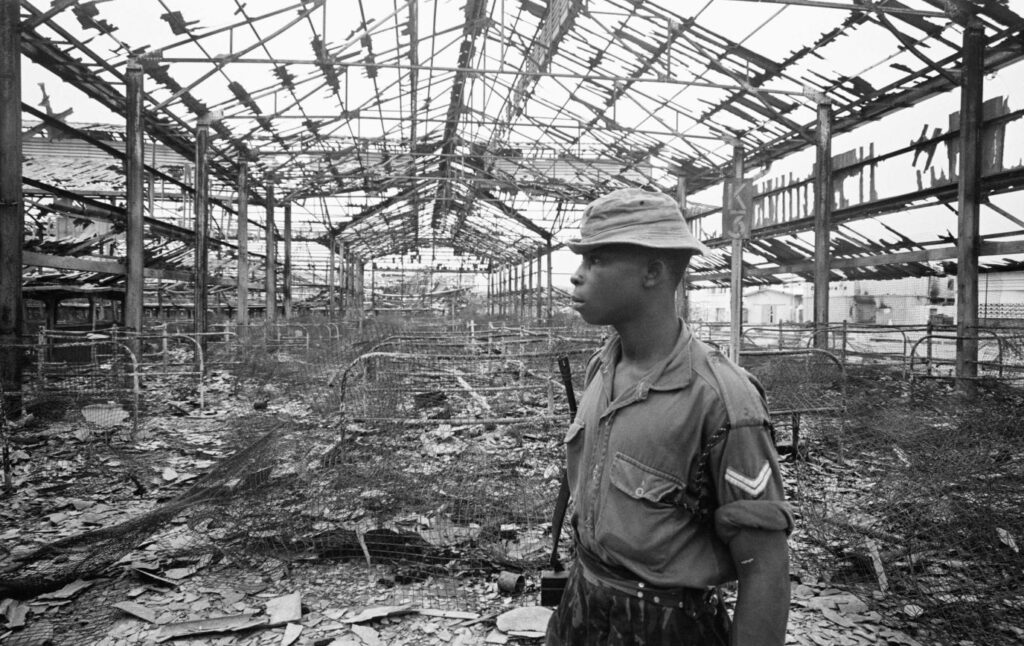 Nijerya İç Savaşı Şehirdeki çatışmalar sırasında 16 Temmuz 1968'de yerle bir olan Onitsha pazarının yıkıntıları arasında bir asker