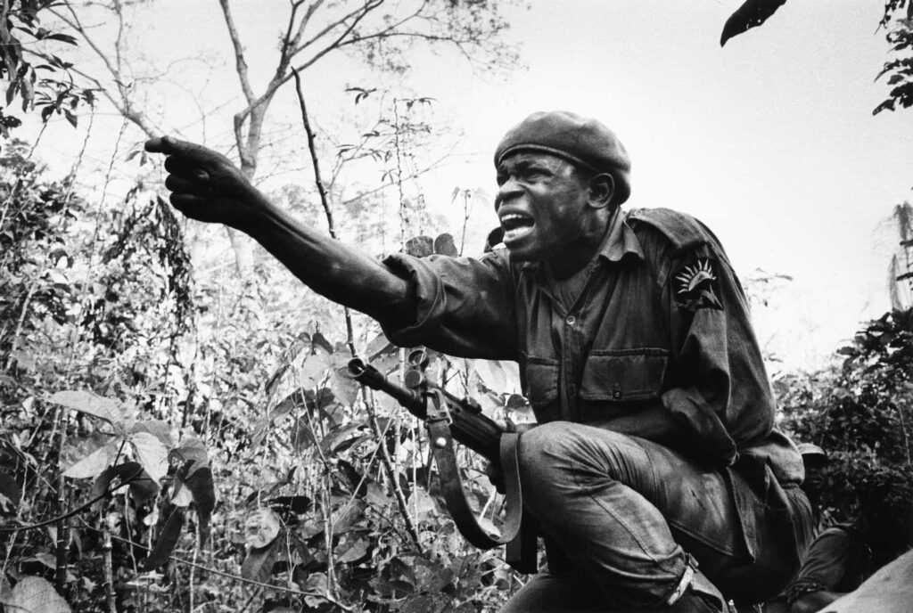 1969'da Nijerya'daki Biafra çatışması sırasında genç bir subay saldırı emri veriyor. Nijerya İç Savaşı