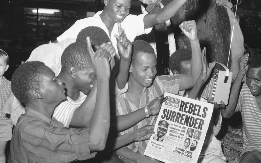  Nijeryalılar 12 Ocak 1970'te Biafran güçlerinin teslim olmasını alkışlıyor