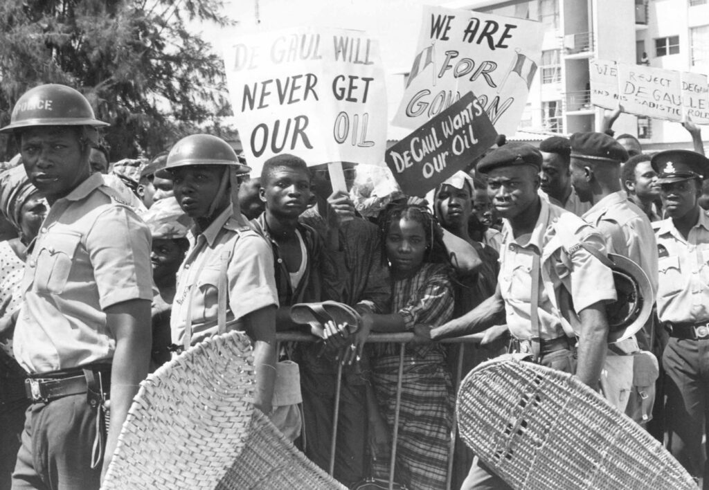 Nijerya polisi 16 Eylül 1968 tarihinde Lagos'taki Fransız Büyükelçiliği önünde toplanan gösterici 