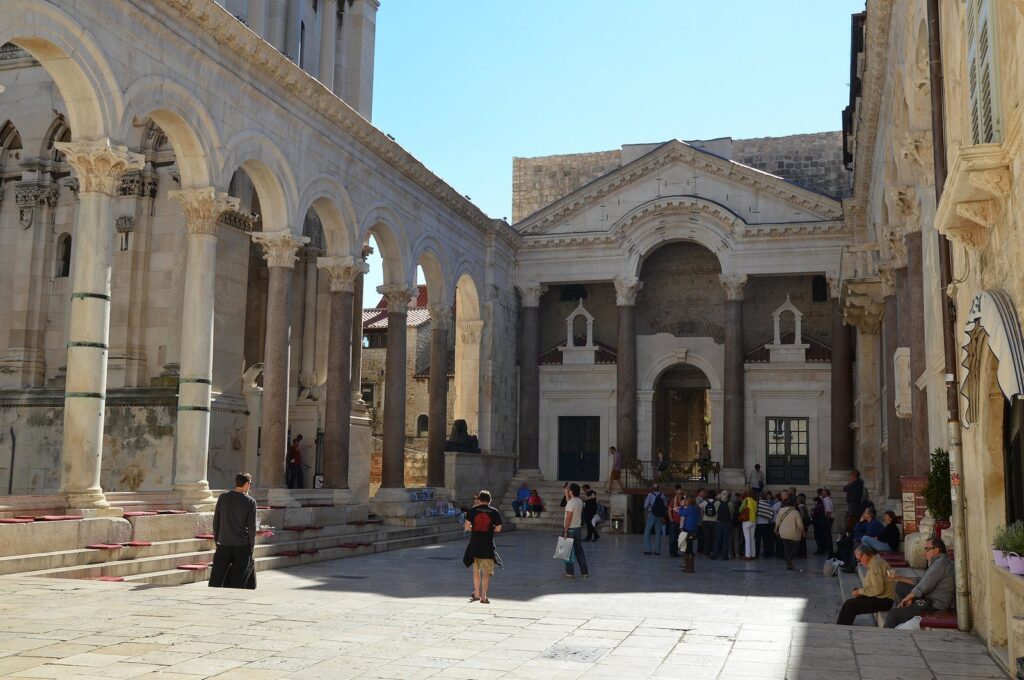 Peristil, MS 4. yüzyılın başında inşa edilen Roma İmparatoru Diocletianus'un Sarayının (Split, Hırvatistan) kalbidir.
