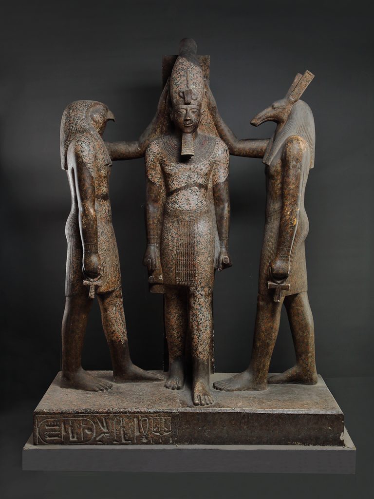 III. Ramses'in Horus ve Seth ile birlikte grup heykeli, 20. hanedan, Medinet Habu.