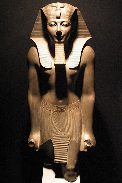 Luksor Müzesi'ndeki III. Tutmose bazalt heykeli.