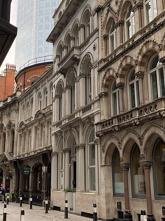 26 Throgmorton Street (ortada), mimar William Burnet tarafından tasarlanmış, 1872'den 1947'ye kadar Osmanlı Bankası'nın Londra'daki merkezi.