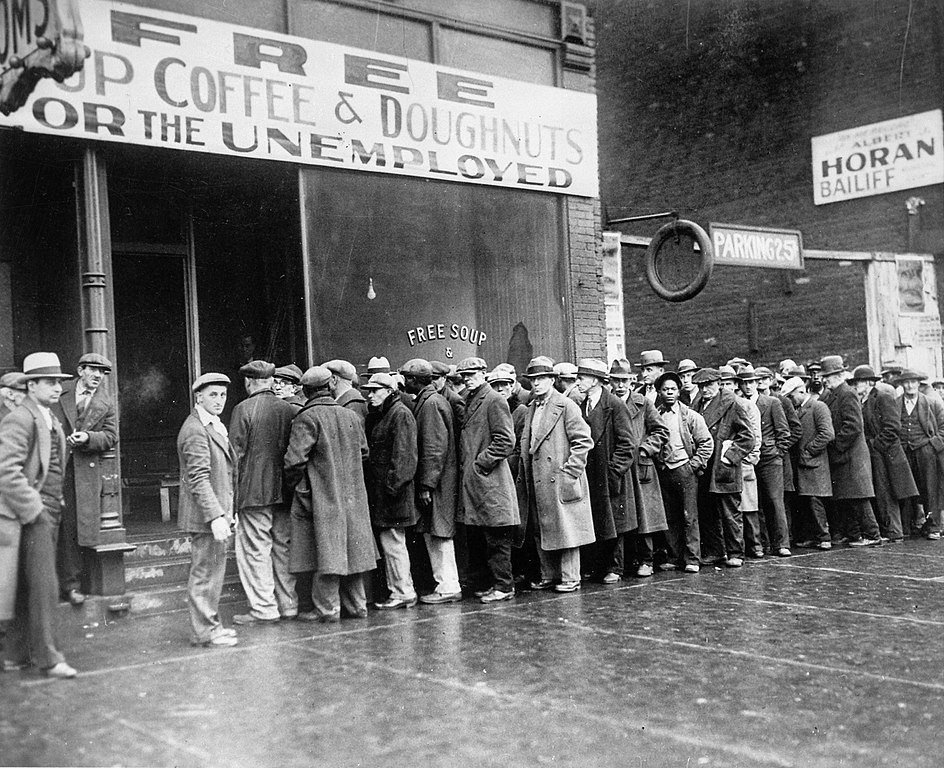 İşsiz erkekler, Al Capone tarafından Chicago'da açılan bir aşevinin önünde kuyruk oluşturdu