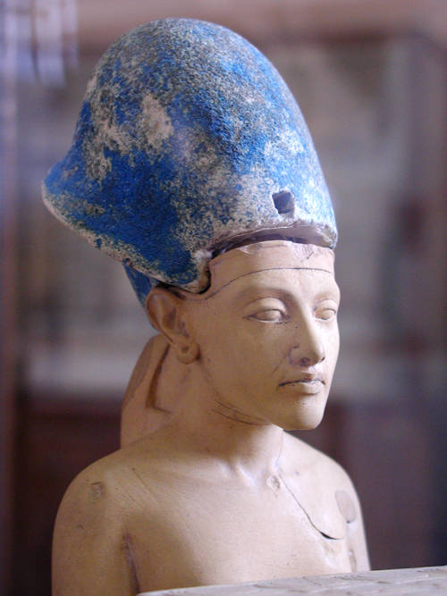 Ahkenaton'un mavi taç giyen küçük heykeli
