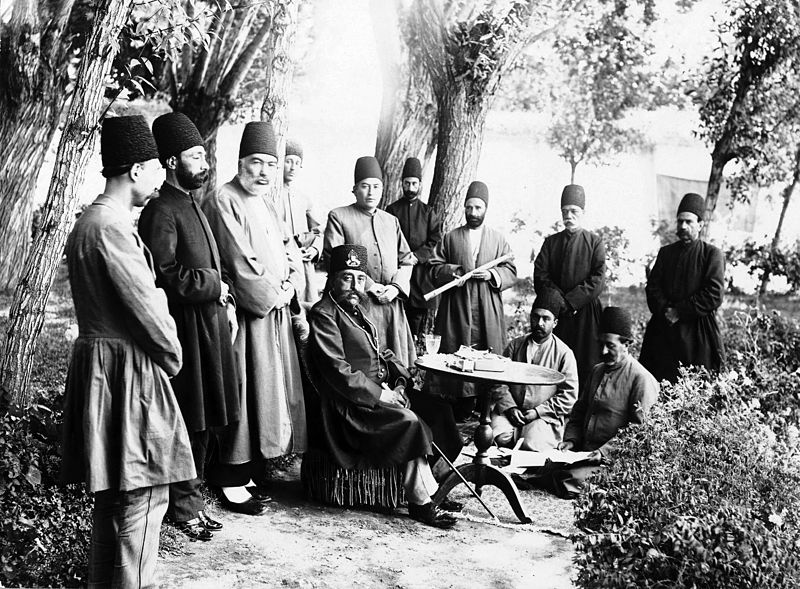 Muzaffereddin Şah ve beraberindekiler bahçede otururken. Kaynak: Brooklyn Museum