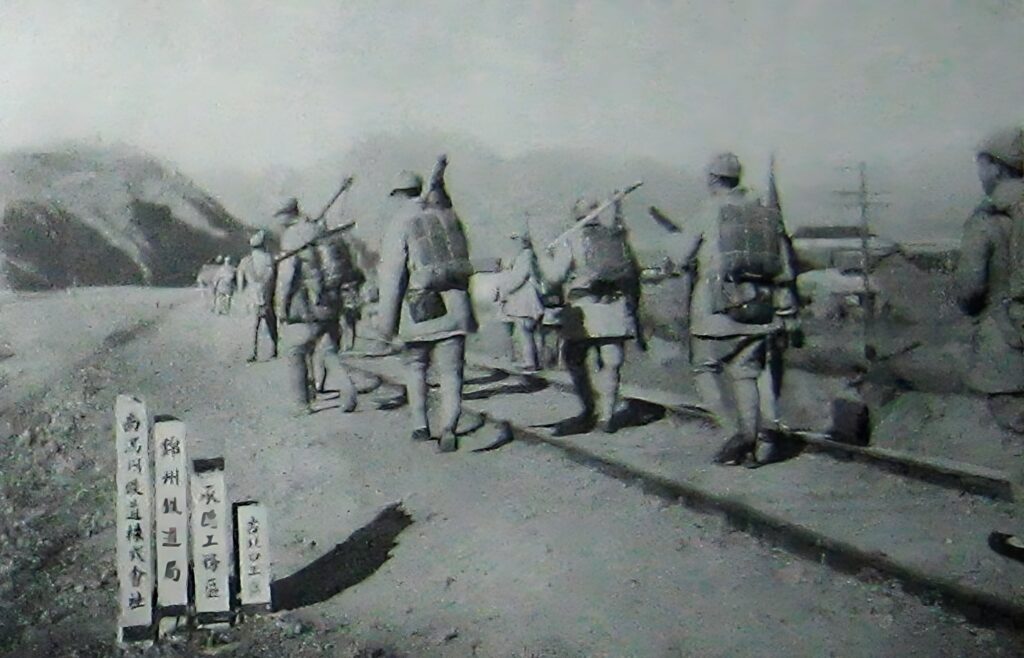 Çin Komünist askerleri Mançurya kırsalını işgal etmek için kuzeye yürüyor, 1945.

