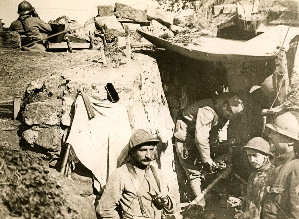 I. Dünya Savaşı sırasında Batı Cephesi'ndeki siperlerde Fransız makineli tüfek mevzisi. Kaynak: Encyclopædia Britannica, Inc
