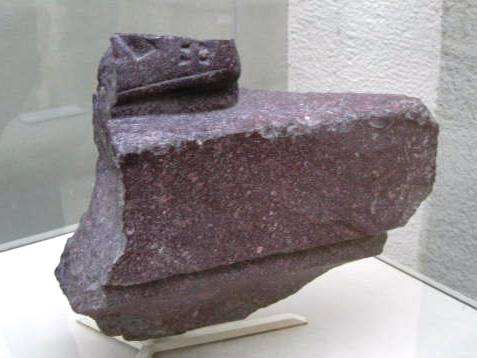 Tetrark heykel grubunun topuk kısmı. Bodrum Camii kazılarında bulunmuştur. Geç 3.-4. yüzyıl.