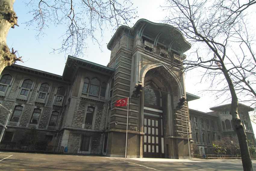 İstanbul Erkek Lisesi binası aslen Düyun-u Umumiye İdaresi (DUMİ) Genel Merkezi olarak inşa edilmiştir.