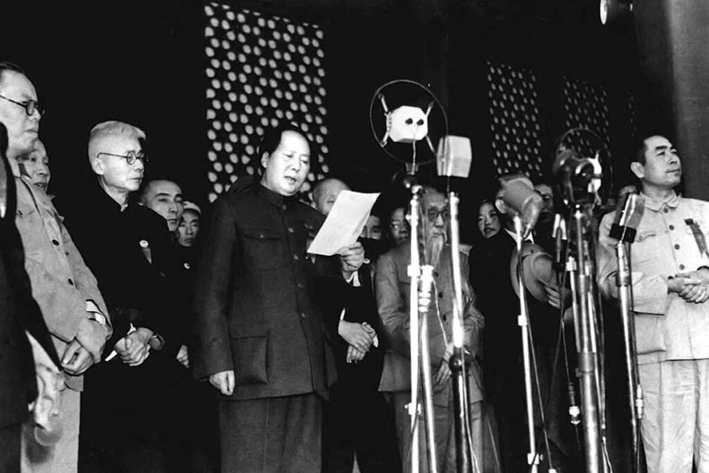 Mao Zedong'un 1949 yılında Halk Cumhuriyeti'nin kuruluşunu ilan ediyor.