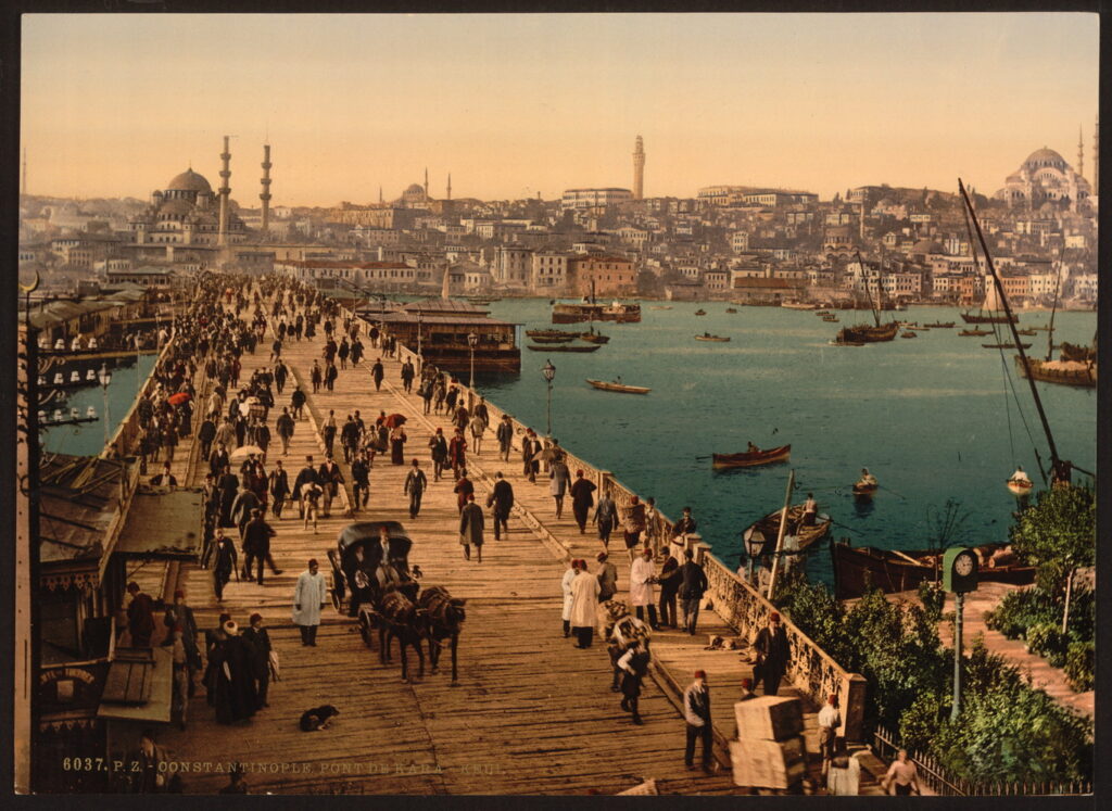 İstanbul'da Boğaziçi girişindeki Haliç'i boydan boya geçen Galata Köprüsü, 1895 civarı. Kaynak: Wikimedia Commons.