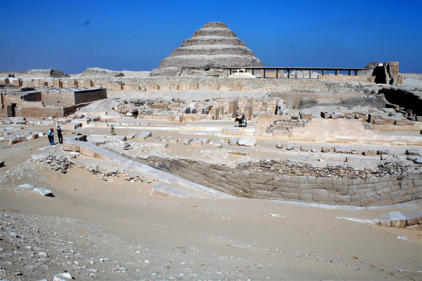 Zoser Basamaklı Piramidi, tamamen taştan yapılmış bilinen en eski yapıdır. Imhotep tasarlanmıştır.