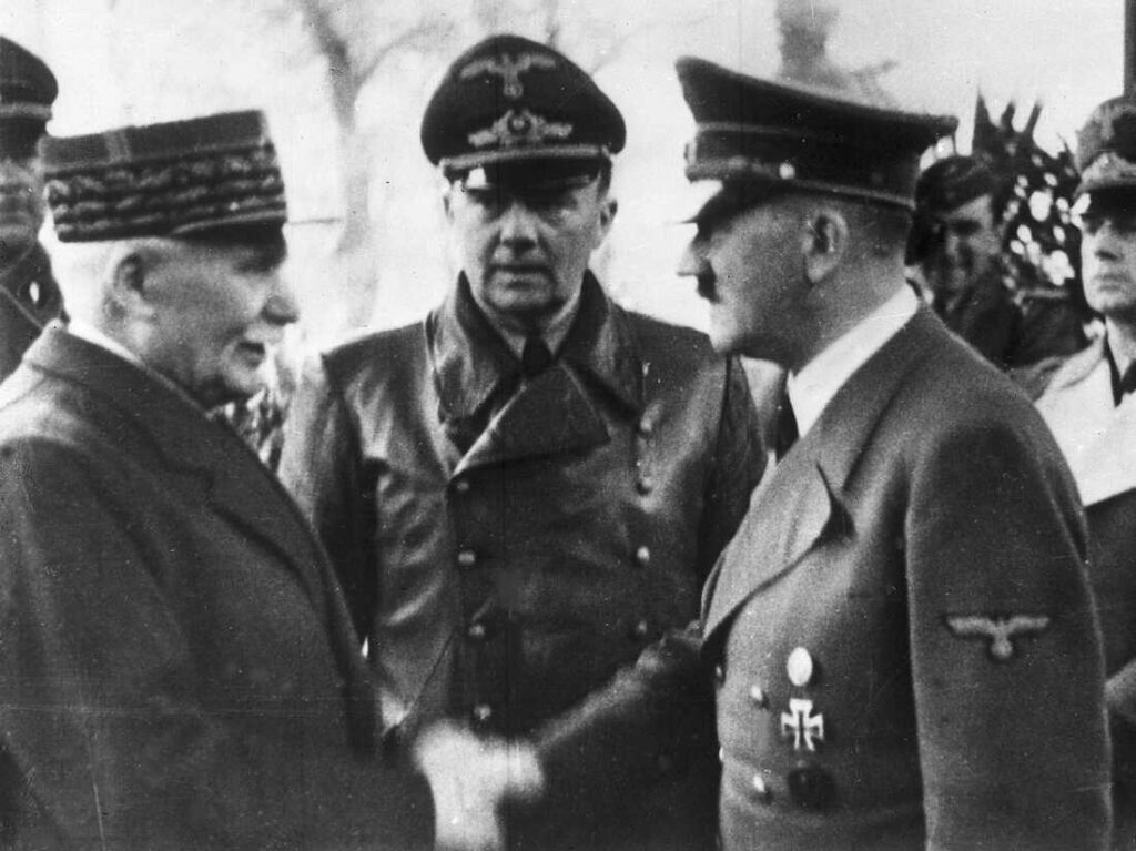 Adolf Hitler, 24 Ekim 194 tarihinde işgal altındaki Fransa'da Vichy Fransası Devlet Başkanı Mareşal Philippe Pétain ile el sıkışır.