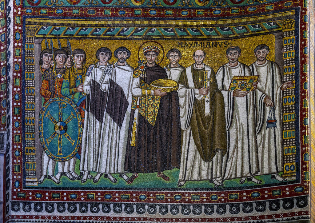 İmparator Justinianus ve maiyetini gösteren mozaik,