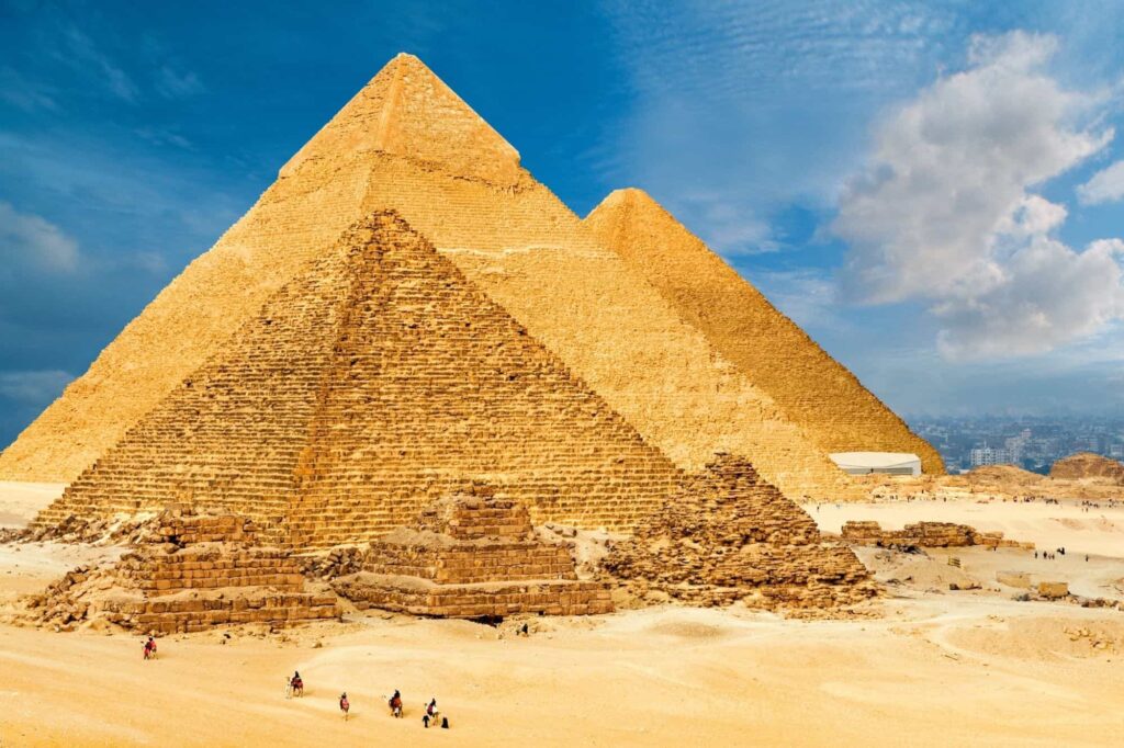 Khufu (ortada), Khafre (arkada) ve Menkaure (önde) piramitleri, MÖ 2550-2490, Gize.