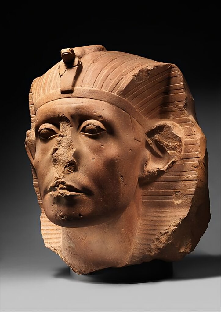 12. Hanedan döneminden devasa heykel III. Senusret'in başı, MÖ 1878-40. Kaynak: The Metropolitan Museum of Art.
