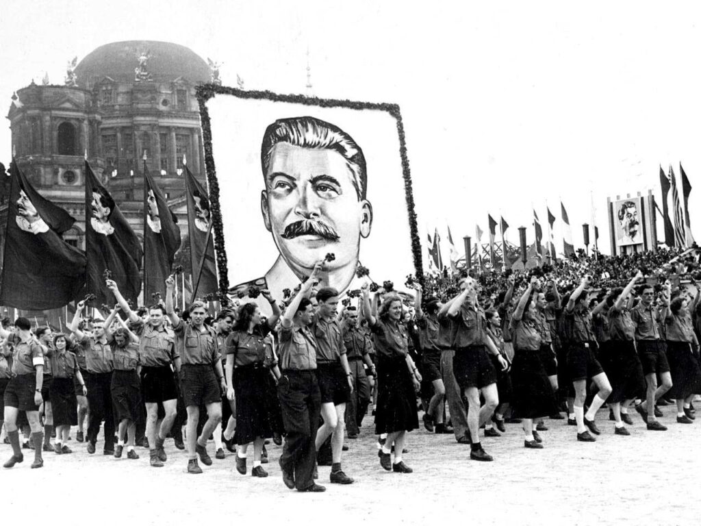 Stalin'in doğum gününde Berlin'de öğrenciler yürüyor, 1951. Kaynak: Sonntagszeitung.
