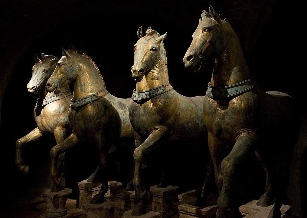 Aziz Marko'nun orijinal atları Venedik'teki Aziz Marko Bazilikası'nın içinde sergilenmektedir; kopyaları ise dışarıyı süslemektedir.
