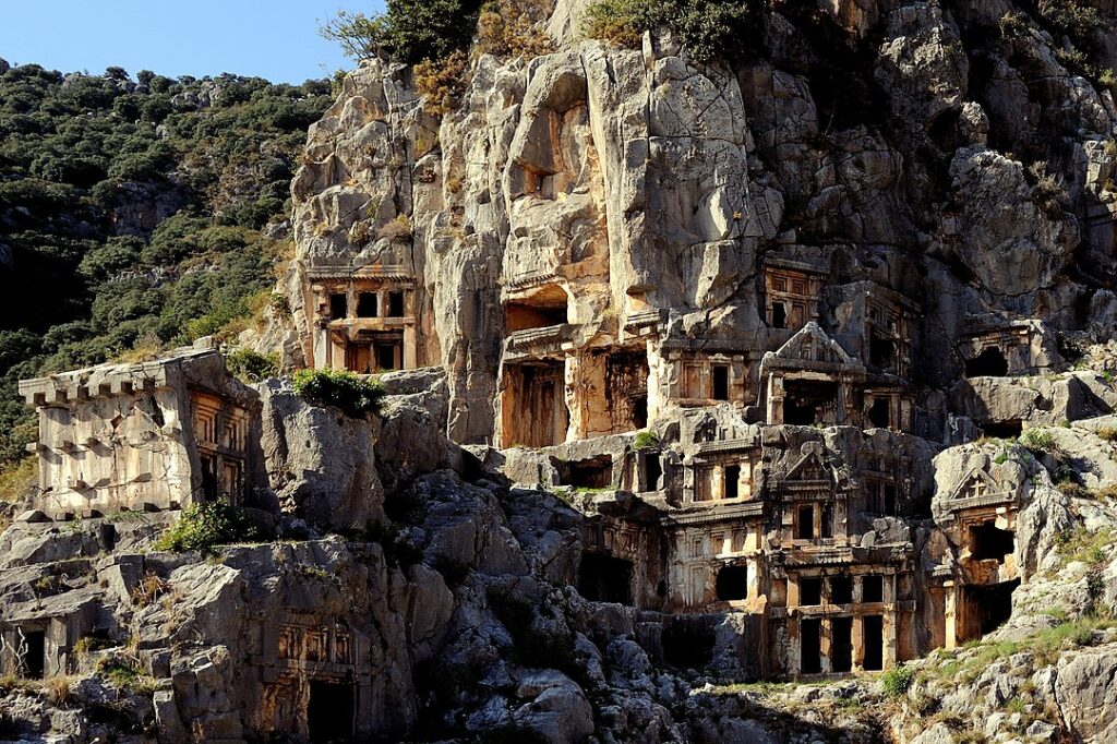 Myra, Türkiye'deki kayalıkların dikey yüzlerine oyulmuş tapınak cepheleri şeklindeki Likya kaya mezarları.