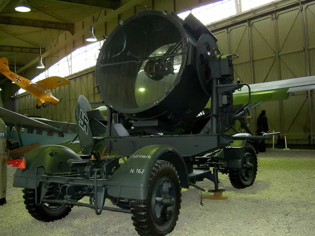 Militärhistorisches Museum Flugplatz Berlin-Gatow'da sergilenen 150 cm'lik bir Alman projektörü 