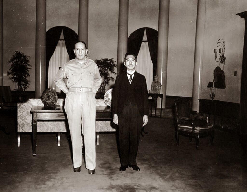 İmparator Hirohito ve General MacArthur