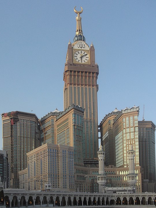 Mekke, Suudi Arabistan'daki Mescid-i Haram'dan görülen Ebrac el-Beyt Kuleleri.