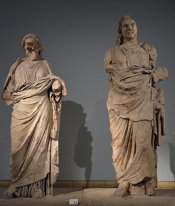 Halikarnas Mozolesi'nden, geleneksel olarak II. Artemisia ve Mausolos olarak tanımlanan bir kadın ve bir erkeğe ait devasa heykeller,