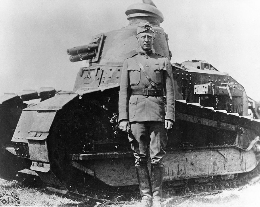 Patton 1918'de Fransa'da Bourg'da Renault FT hafif tankıyla
