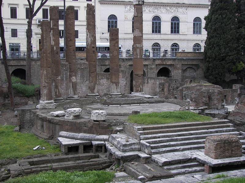 Pompey Tiyatrosu Curia'sı, MÖ 62, Cumhuriyet'in son dönemlerinde yaygın bir Senato toplantı yeri ve Julius Caesar'ın suikaste uğradığı yer

