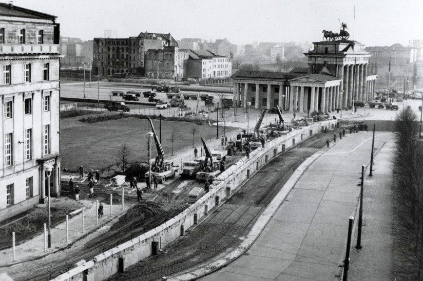 Doğu Alman işçileri 1961 yılında Berlin Duvarı'nı güçlendiriyor. 
